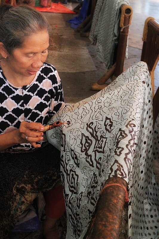 Batik artisan drawing wax, Cirebon